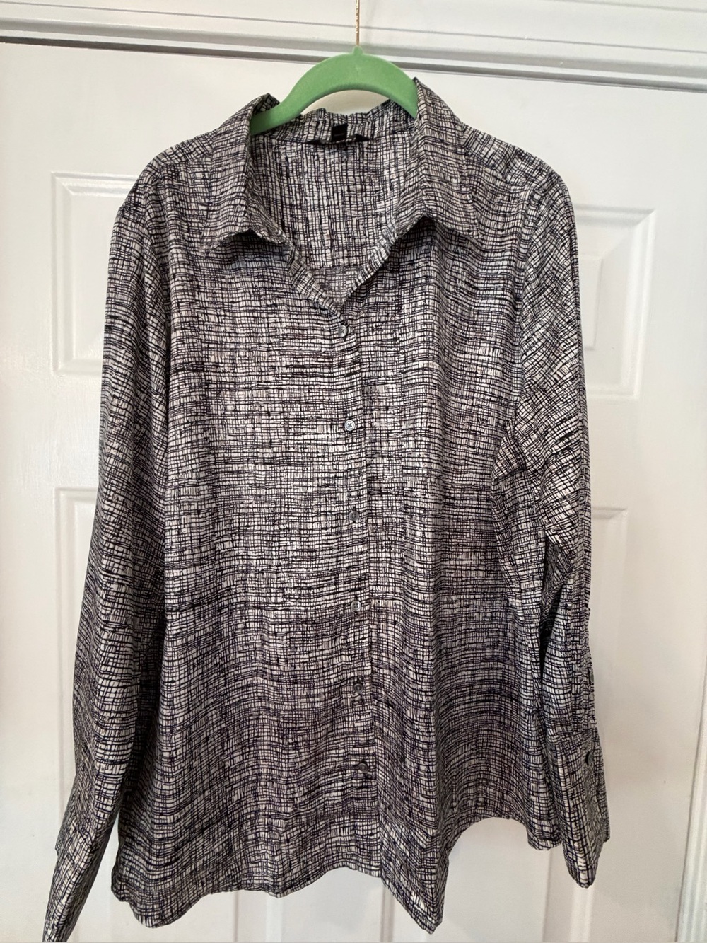 Banana Republic women’s size XL black n  White geometric print Button-Up Blouse - Picture 3 of 9